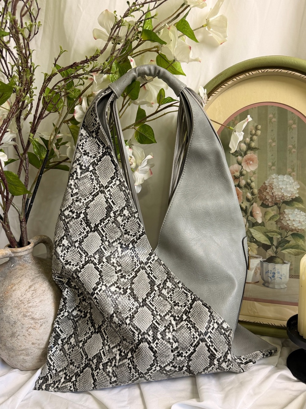 Fringed Snake-Print Shoulder boho tote Bag in Light Gray faux leather - Picture 3 of 6